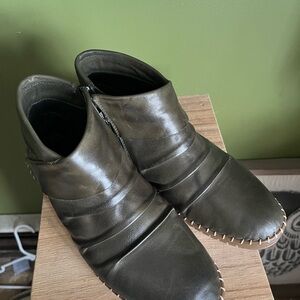 Spring Step Olive leather Ankle Boots size 8